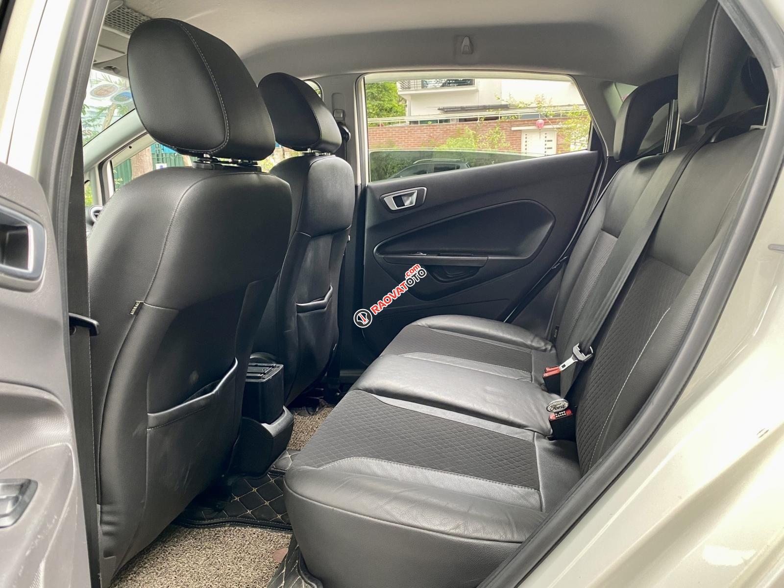 Màu trắng, biển Hà Nội-9