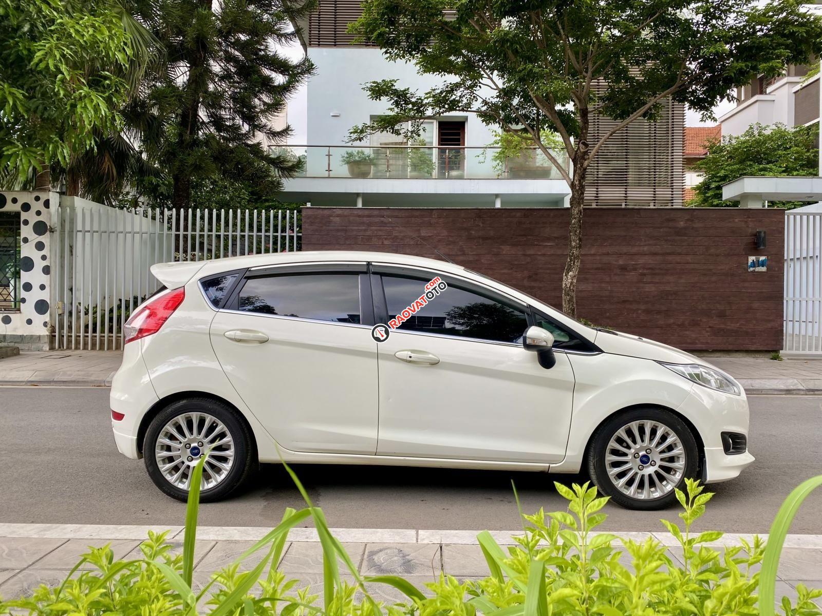 Màu trắng, biển Hà Nội-3