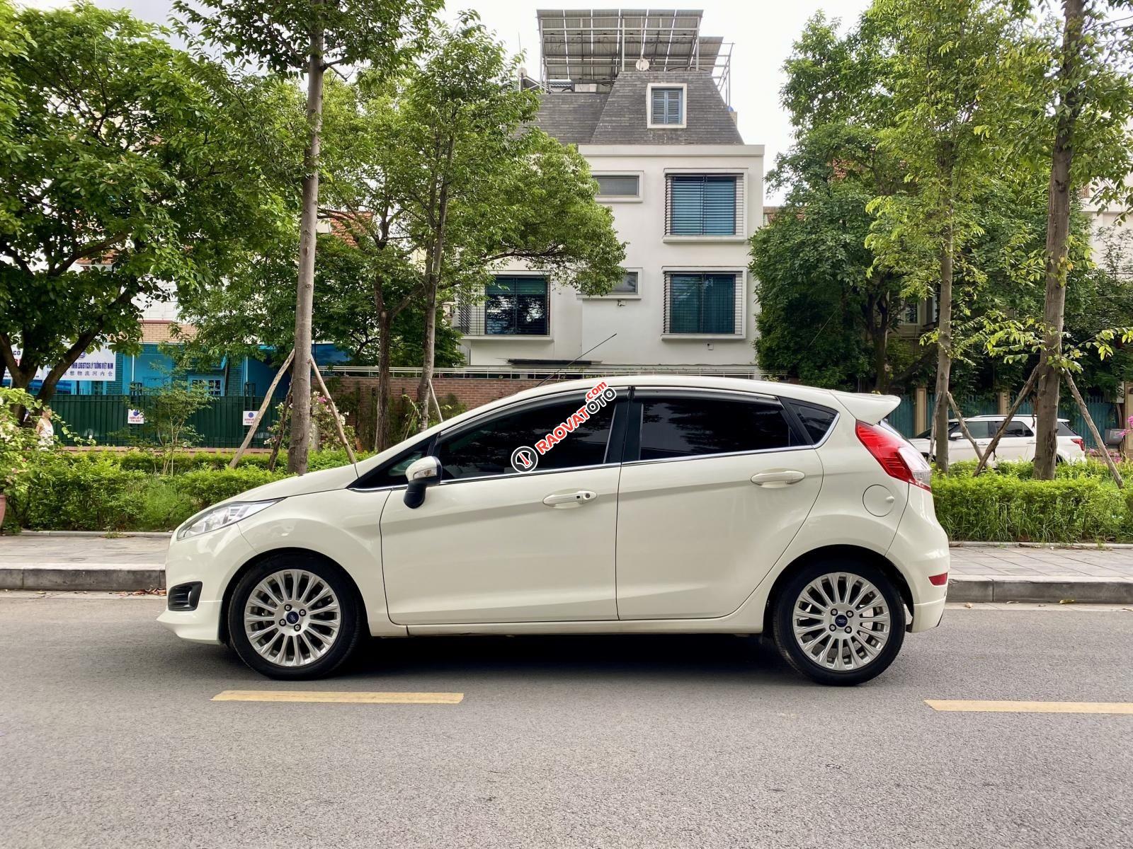 Màu trắng, biển Hà Nội-7