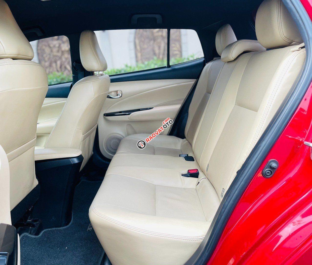 Màu đỏ, nội thất kem-9