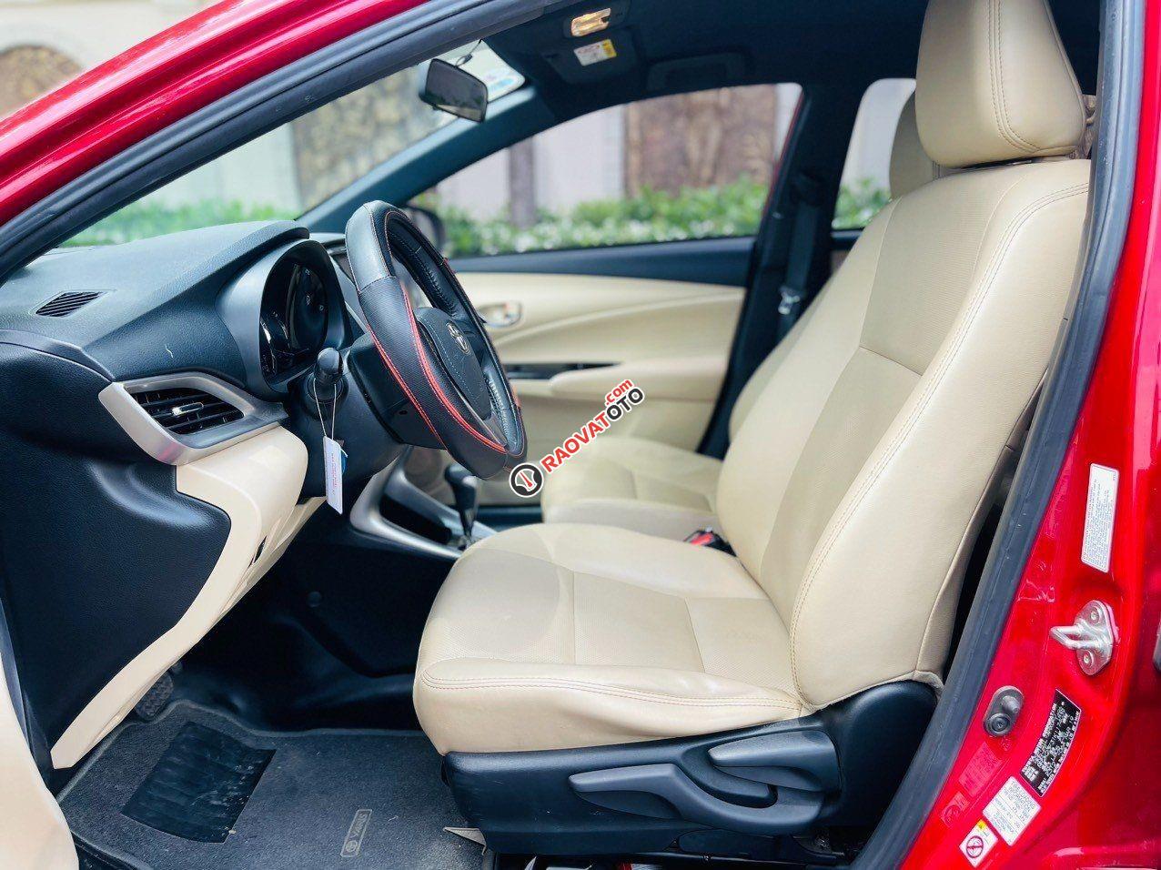 Màu đỏ, nội thất kem-8