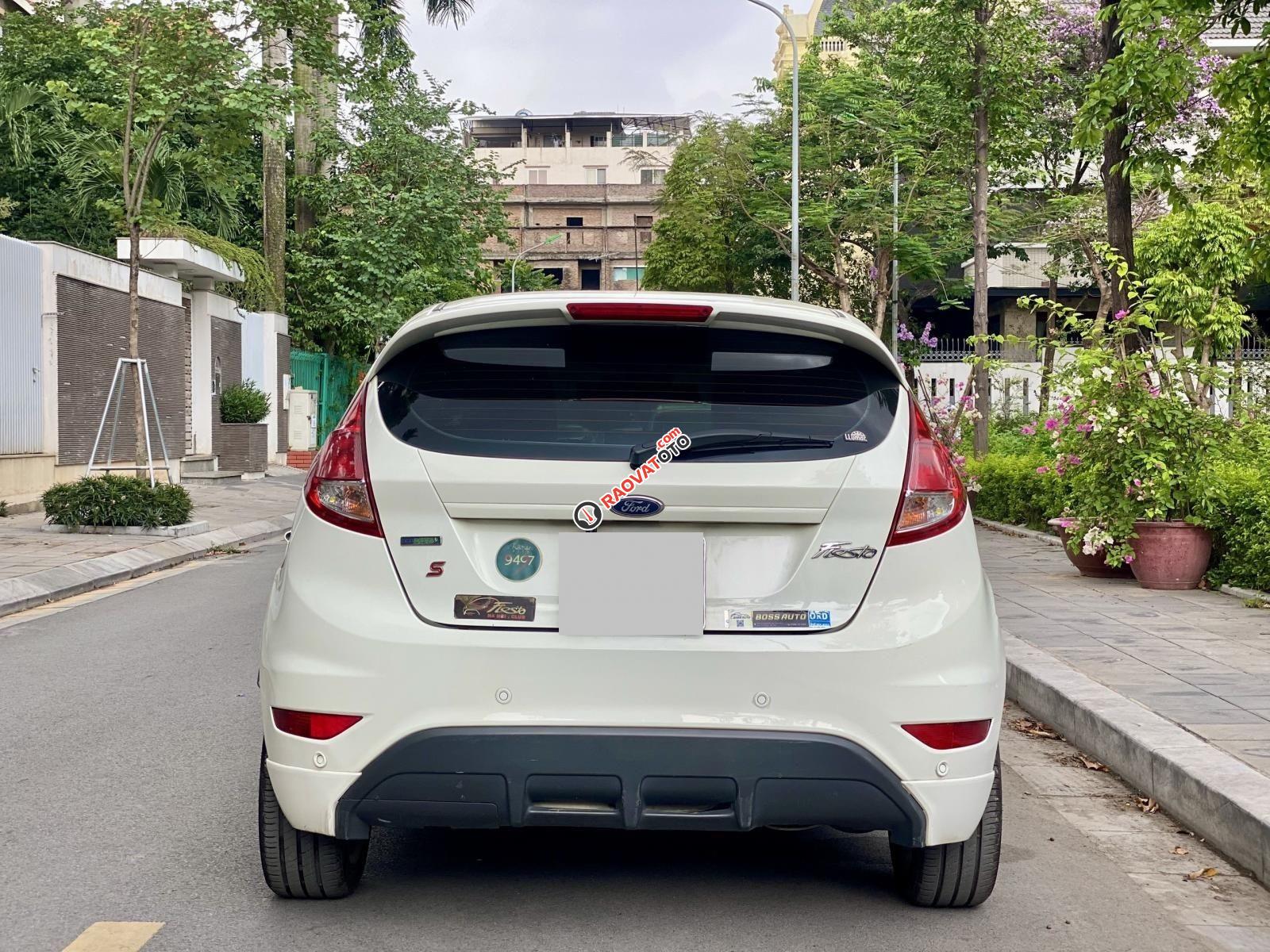 Màu trắng, biển Hà Nội-5