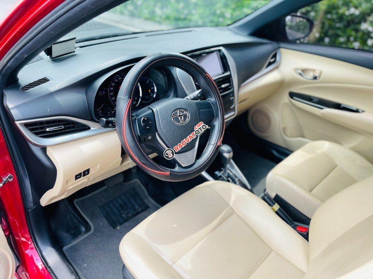 Màu đỏ, nội thất kem-6