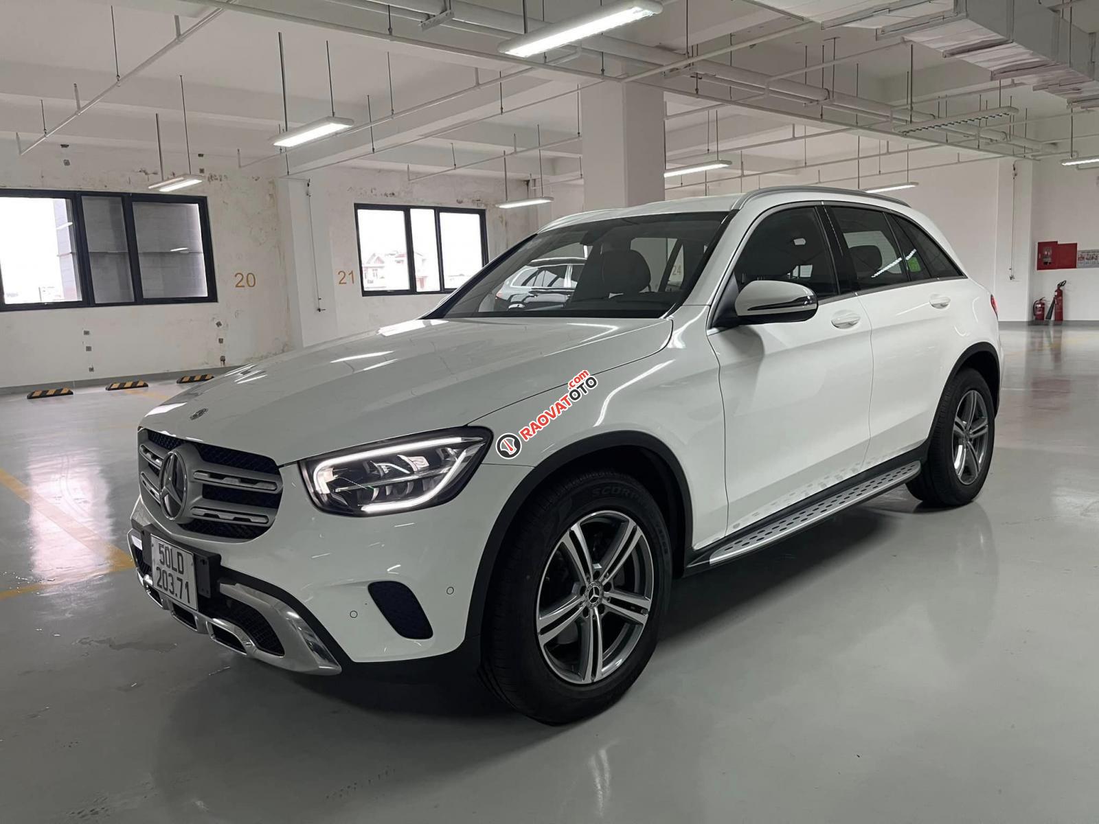 Chính chủ bán xe Mercedes Benz GLC 200 Bản V1 Màu Trắng Nội Thất Đen sản xuất 2022, đi 57 km-0