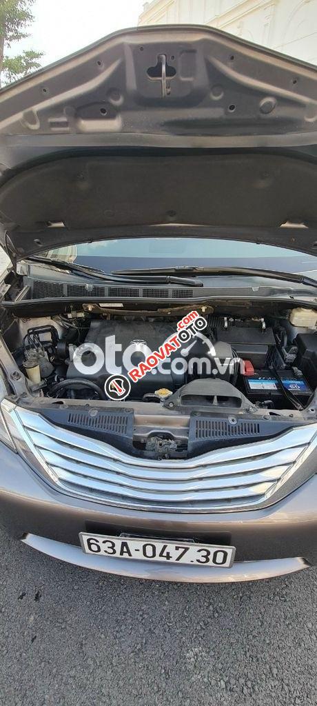 Toyota Sienna Limited 2011-6