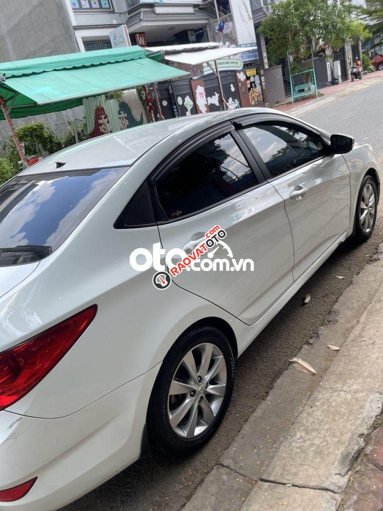 Cần bán xe Huyndai Accent cuối 2011 còn mới.-0