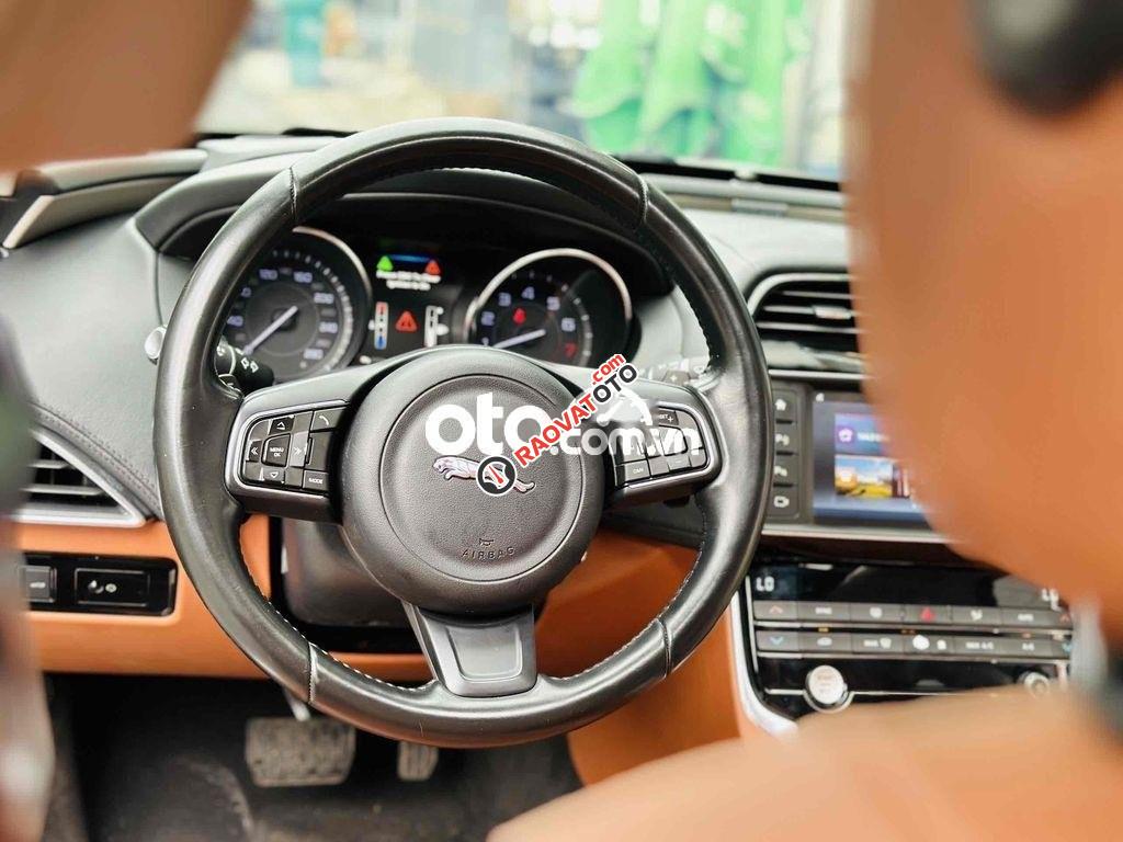 Jaguar XE Porfolio màu xanh model 2016-4