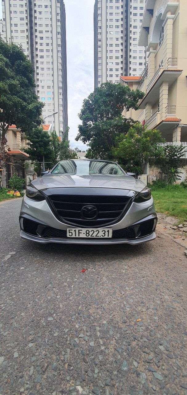 Xe Mazda 3 2.0 2015 để lại 1 đóng đồ chơi theo xe.-0