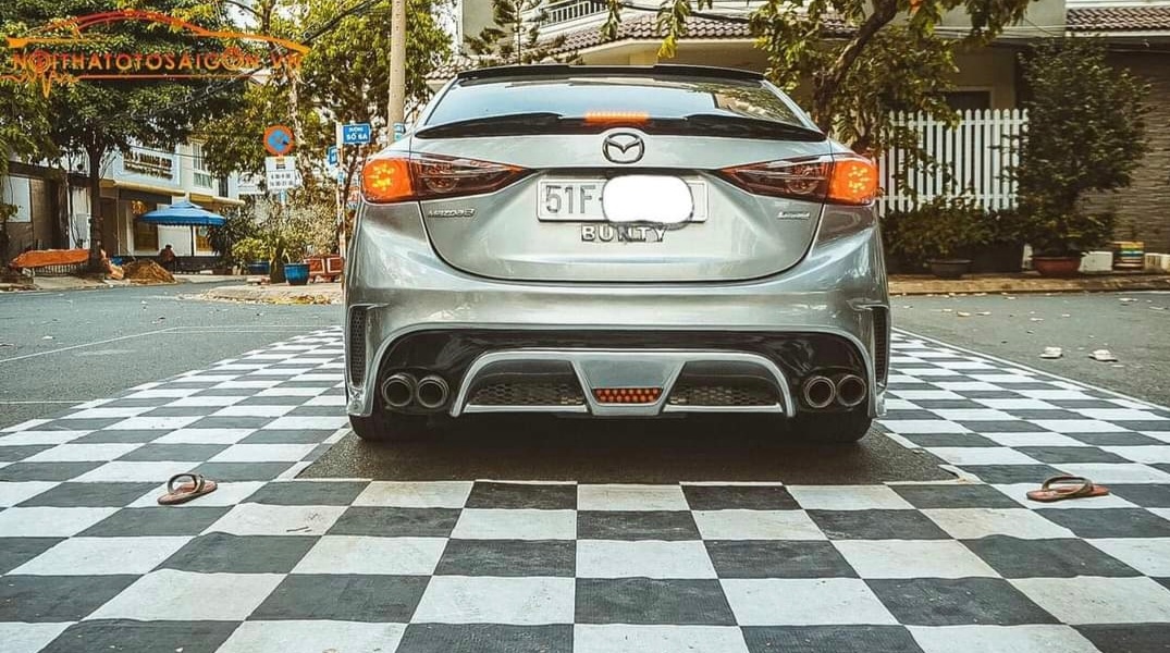 Xe Mazda 3 2.0 2015 để lại 1 đóng đồ chơi theo xe.-1