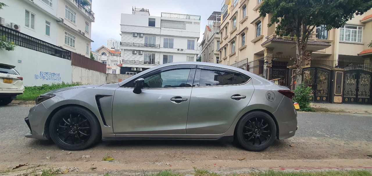 Xe Mazda 3 2.0 2015 để lại 1 đóng đồ chơi theo xe.-3