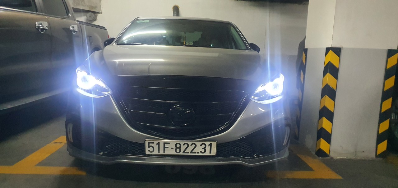 Xe Mazda 3 2.0 2015 để lại 1 đóng đồ chơi theo xe.-2