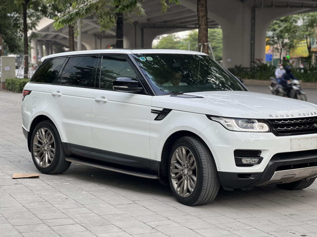 Bán Landrover Rangerover Sport HSE 3.0V6 sản xuất 2015 xe rất đẹp , không đâm đụng không ngập nước. -0