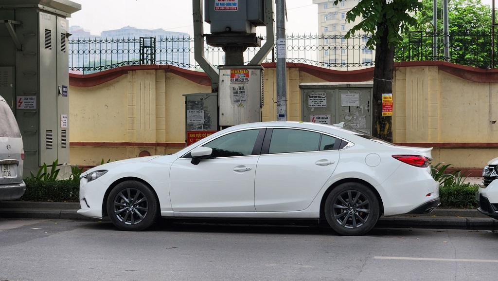 Mình hiện đang có nhu cầu bán xe ô tô Mazda6, máy 2.0. Xe mình chính chủ, đi giữ gìn nên còn khá mới.-1