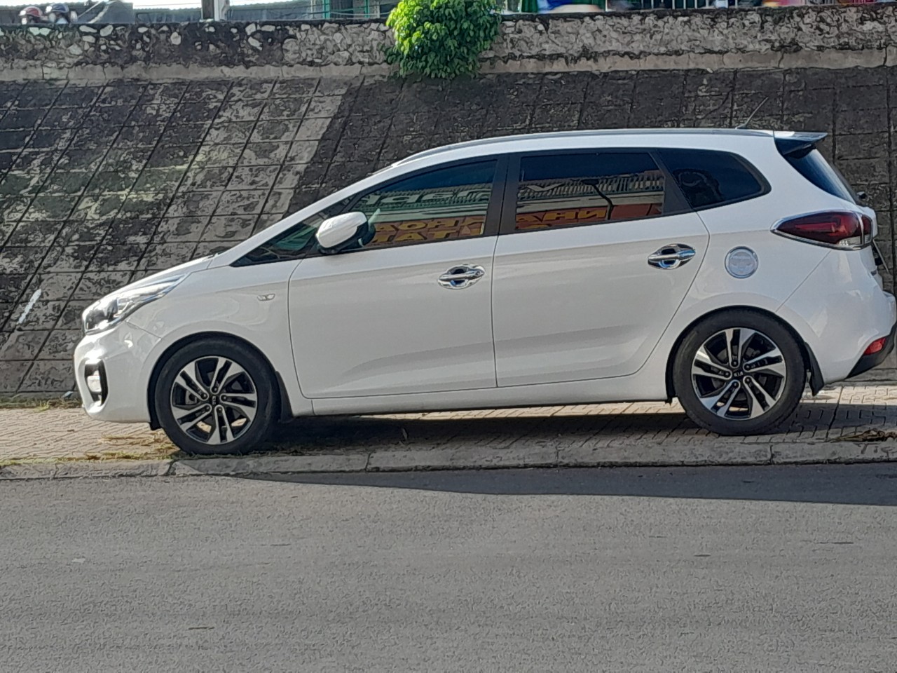 Kẹt tiền cần bán gấp:   Loại xe: Kia rondo số sàn. -0