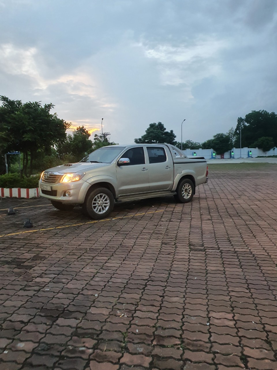 Chính chủ cần bán xe Hilux 2011 4x4-0