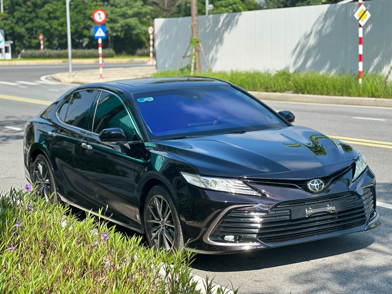 Toyota Camry 2.0Q 2022, Nâu Đen/Nâu. Xe nhập Thái, đăng ký tên tư nhân chính chủ - Cực Đẹp - Odo zin 24.000 Km!-0