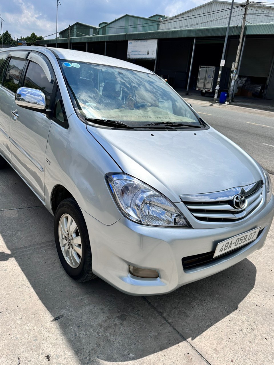 GIA ĐÌNH CẦN BÁN XE INNOVA SẢN XUẤT 2011-0