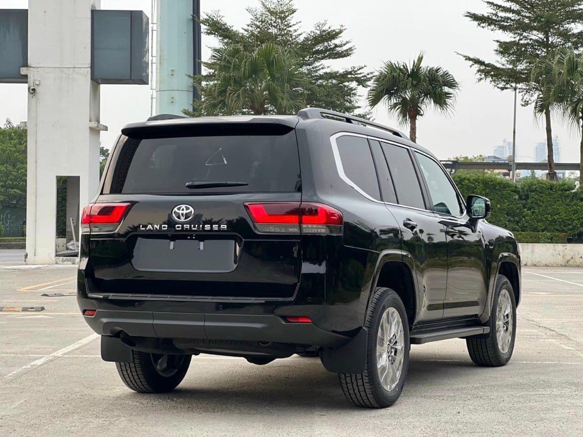 TOYOTA LAND CRUISER LC300-1