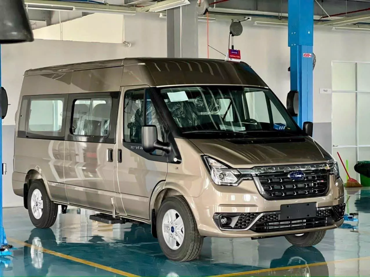 Bán nhanh xe Ford Transit 2023-0