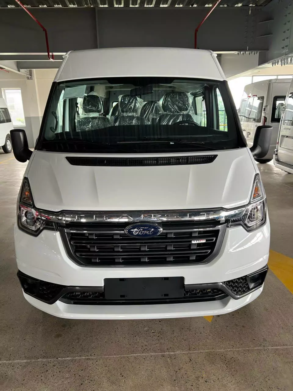 Bán nhanh xe Ford Transit 2023-2