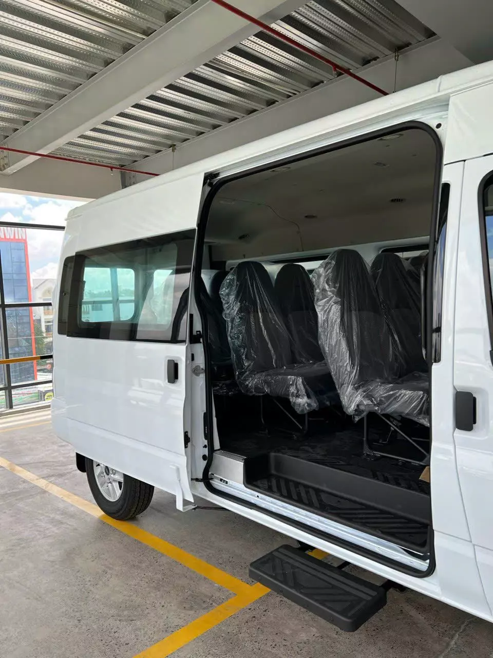 Bán nhanh xe Ford Transit 2023-7