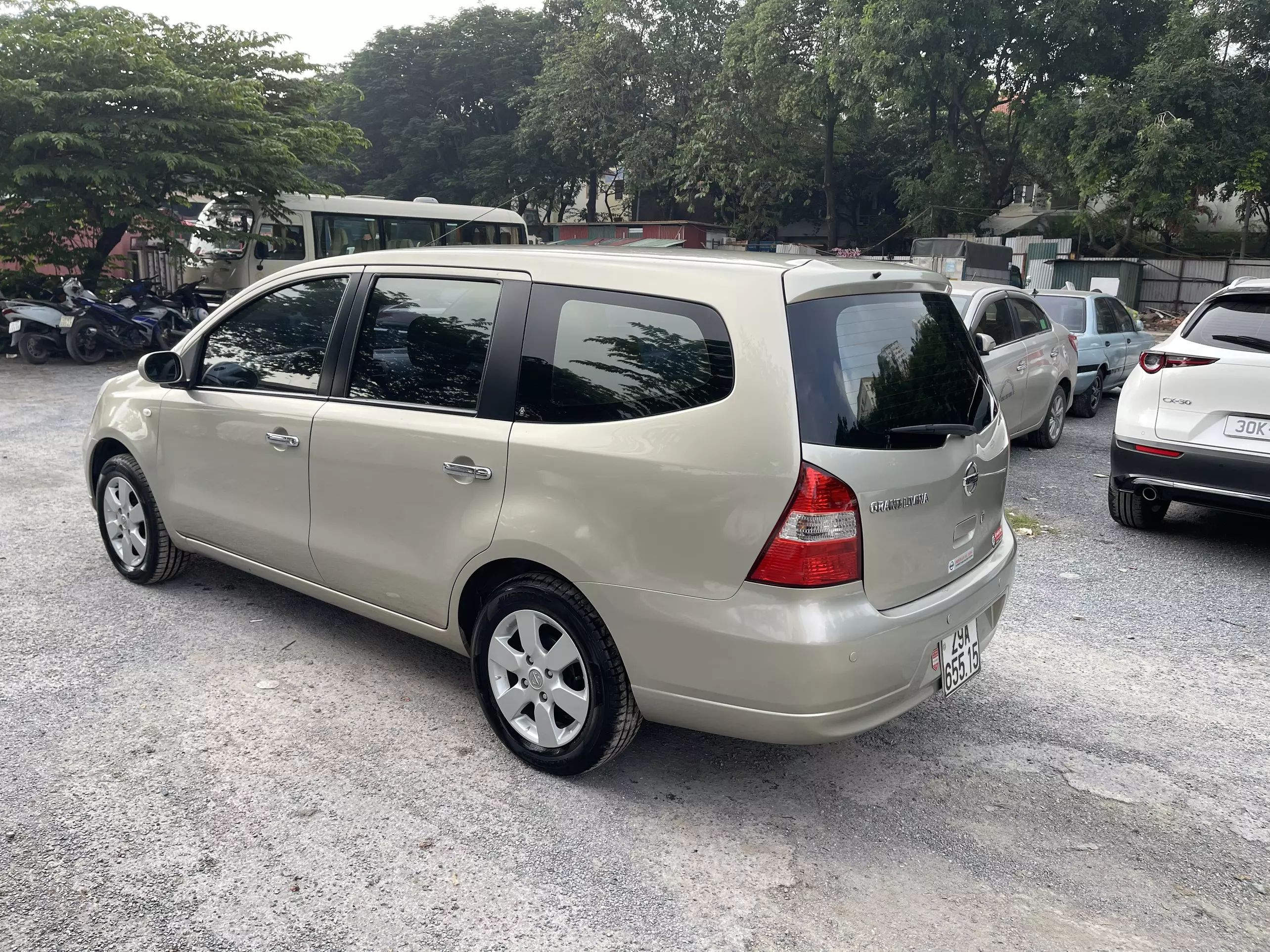 Chính chủ bán xe Nissan Grand Livina  sản xuất 2011, đăng ký lần đầu 2012-0