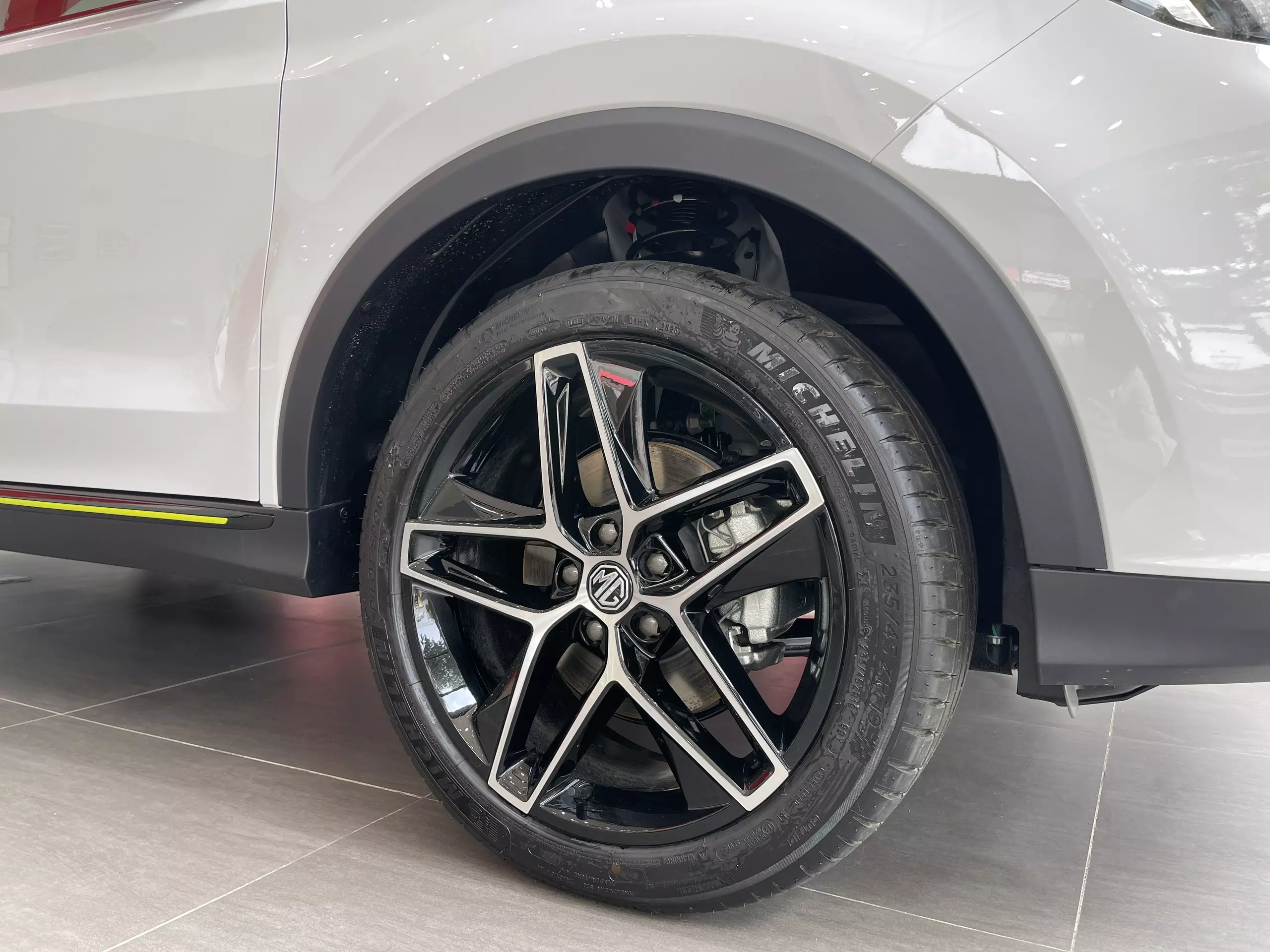 MG RX5 giảm giá còn 699tr, miễn lãi suất ngân hàng 1 năm-2