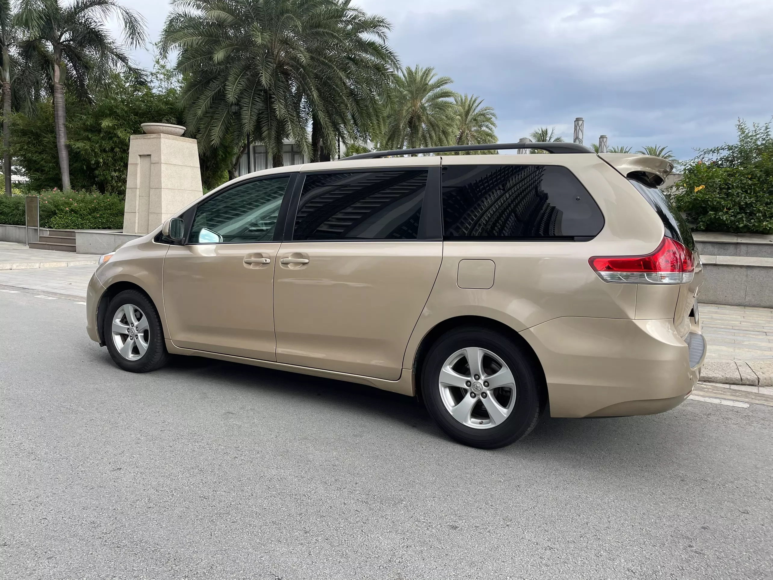 Bán Xe Toyota Sienna 3.5LE 2010 nhập chính hãng-0