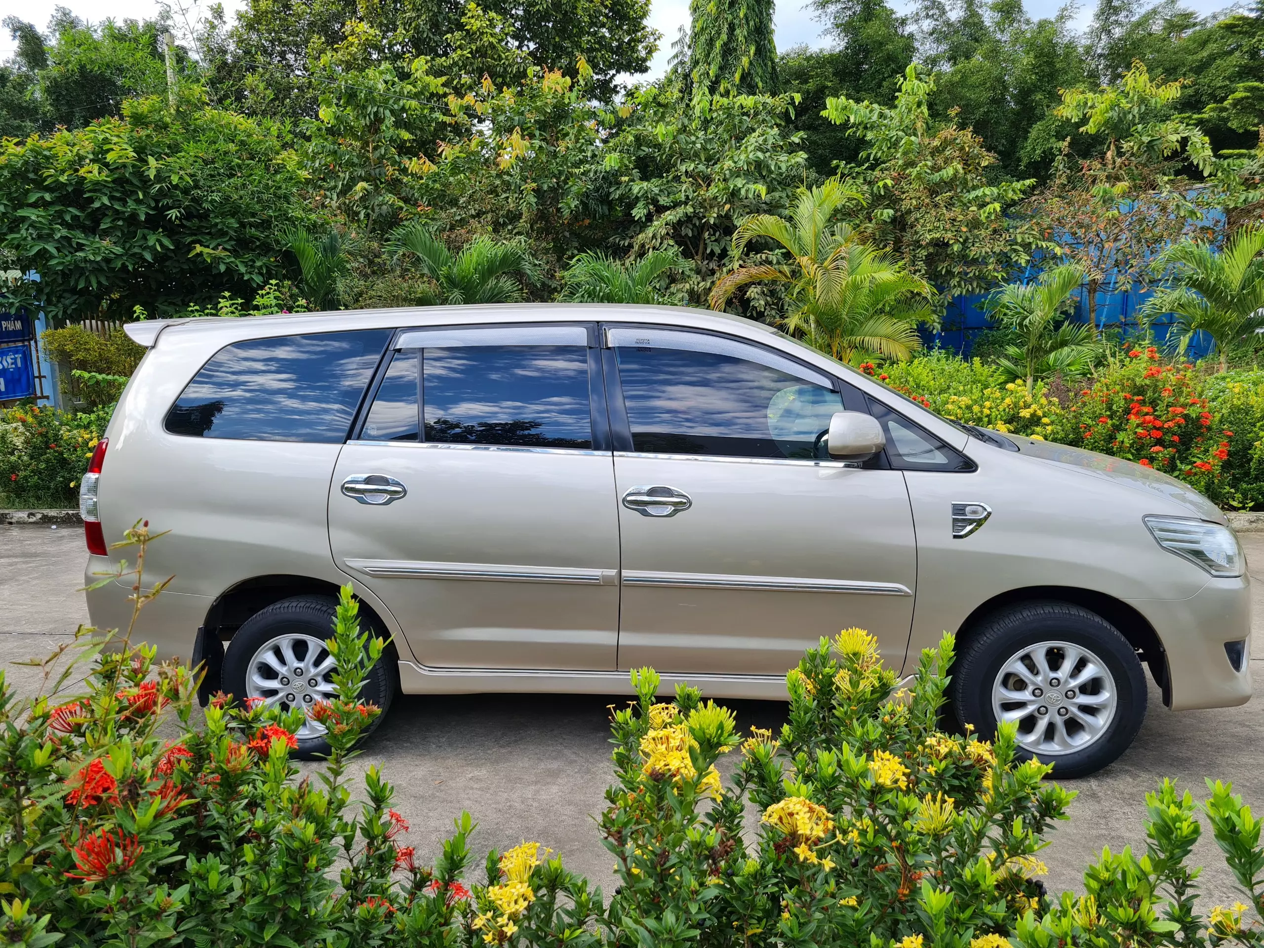  Chính Chủ Cần Bán xe Toyota Innova 2.0 năm 2013 số sàn-0