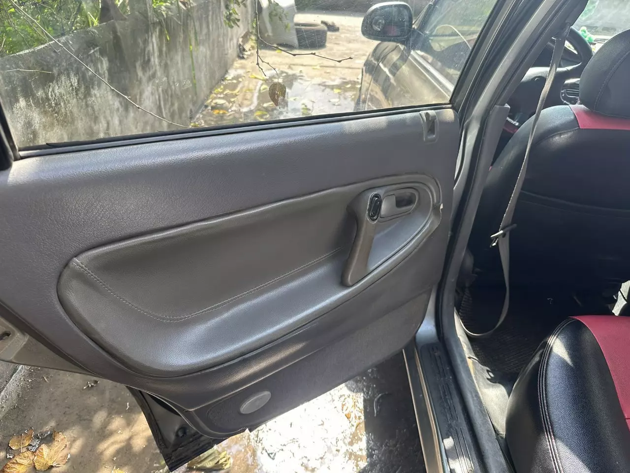 Gia đình có xe ô tô Mazda 626, năm sx 1994, -1