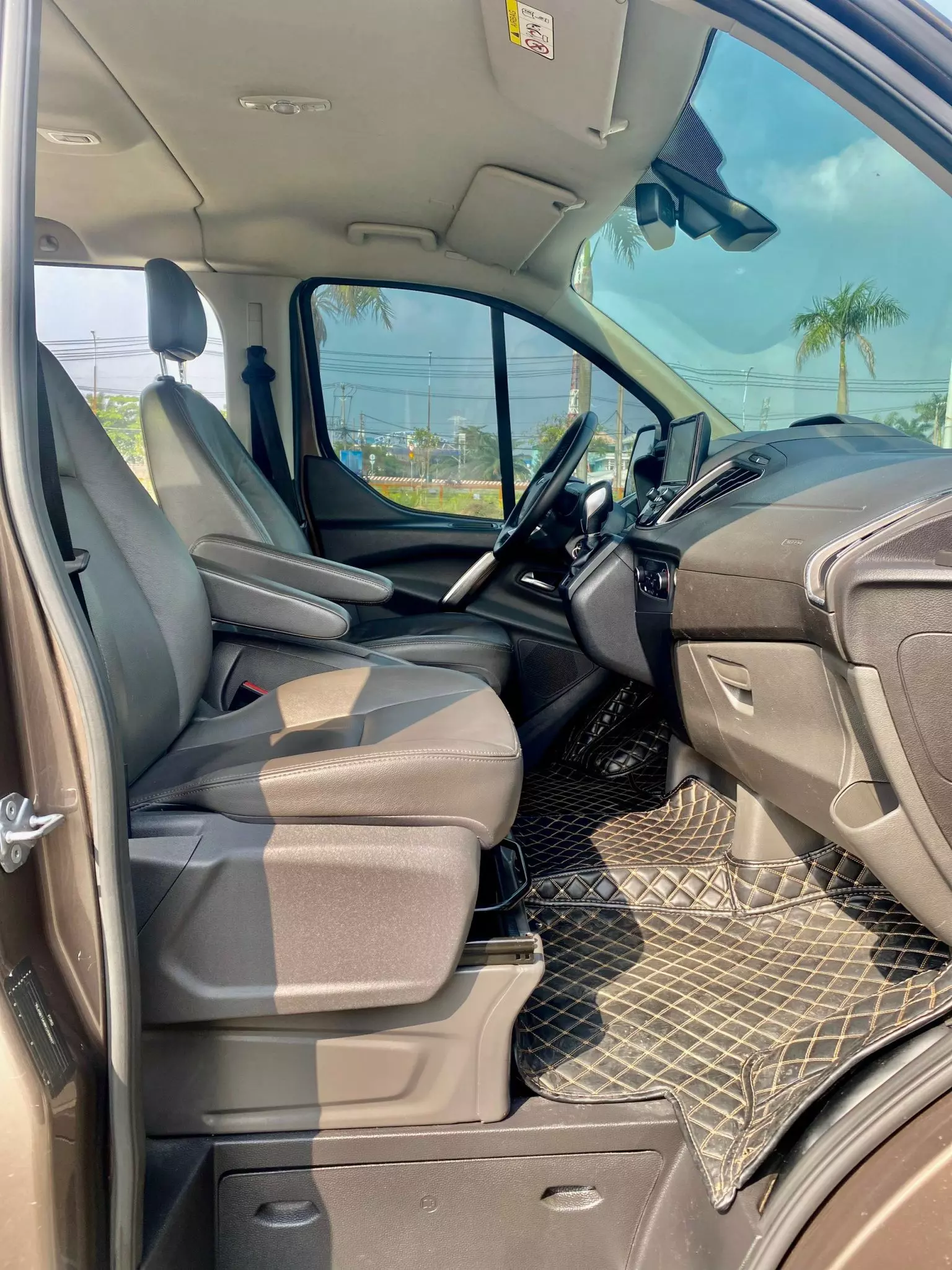 Bán Xe Ford Tourneo Titanium 2019, nhập chính hãng-8