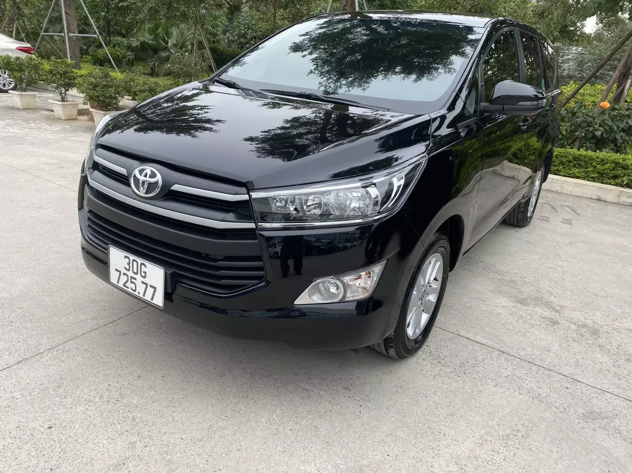 Cty gia đình cần bán xe Toyota Innova màu đen đời 2020 -0