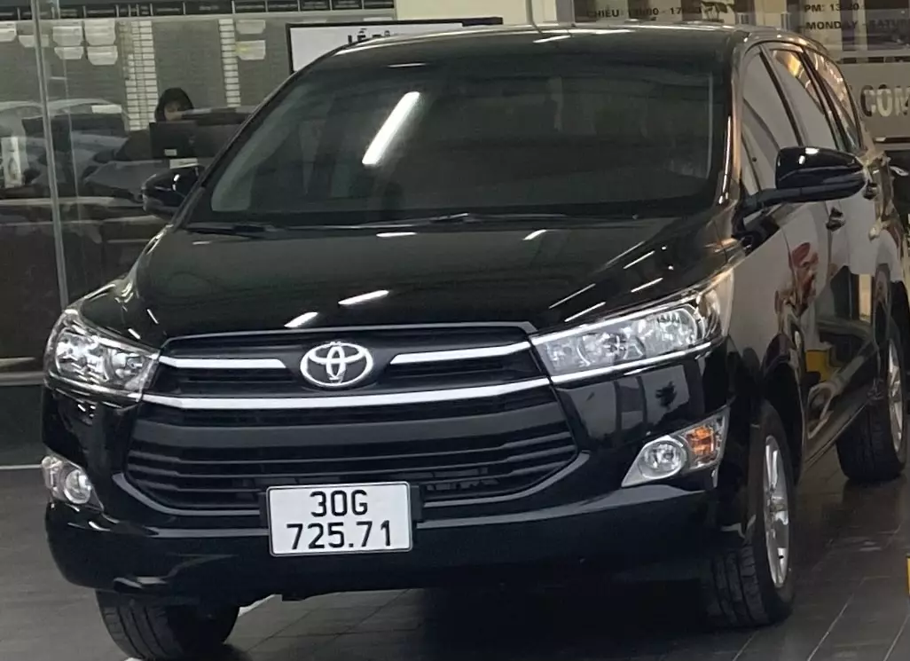 Cty gia đình cần bán xe Toyota Innova màu đen đời 2020 -1