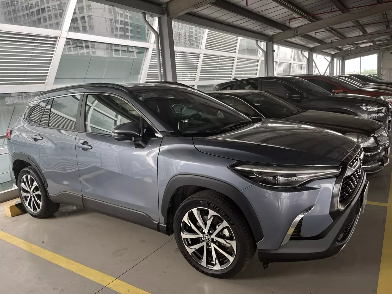 CHÍNH CHỦ BÁN XE TOYOTA CROSS 1.8V SIÊU LƯỚT -ODO: 13000km giá 850tr. -1