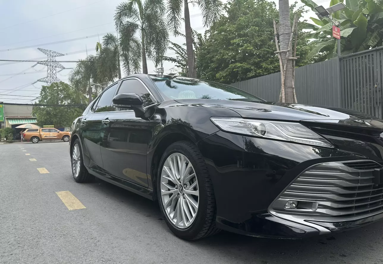 Cần bán Camry 2.5Q sx 2020, dk 2021 xe chạy 30k-0