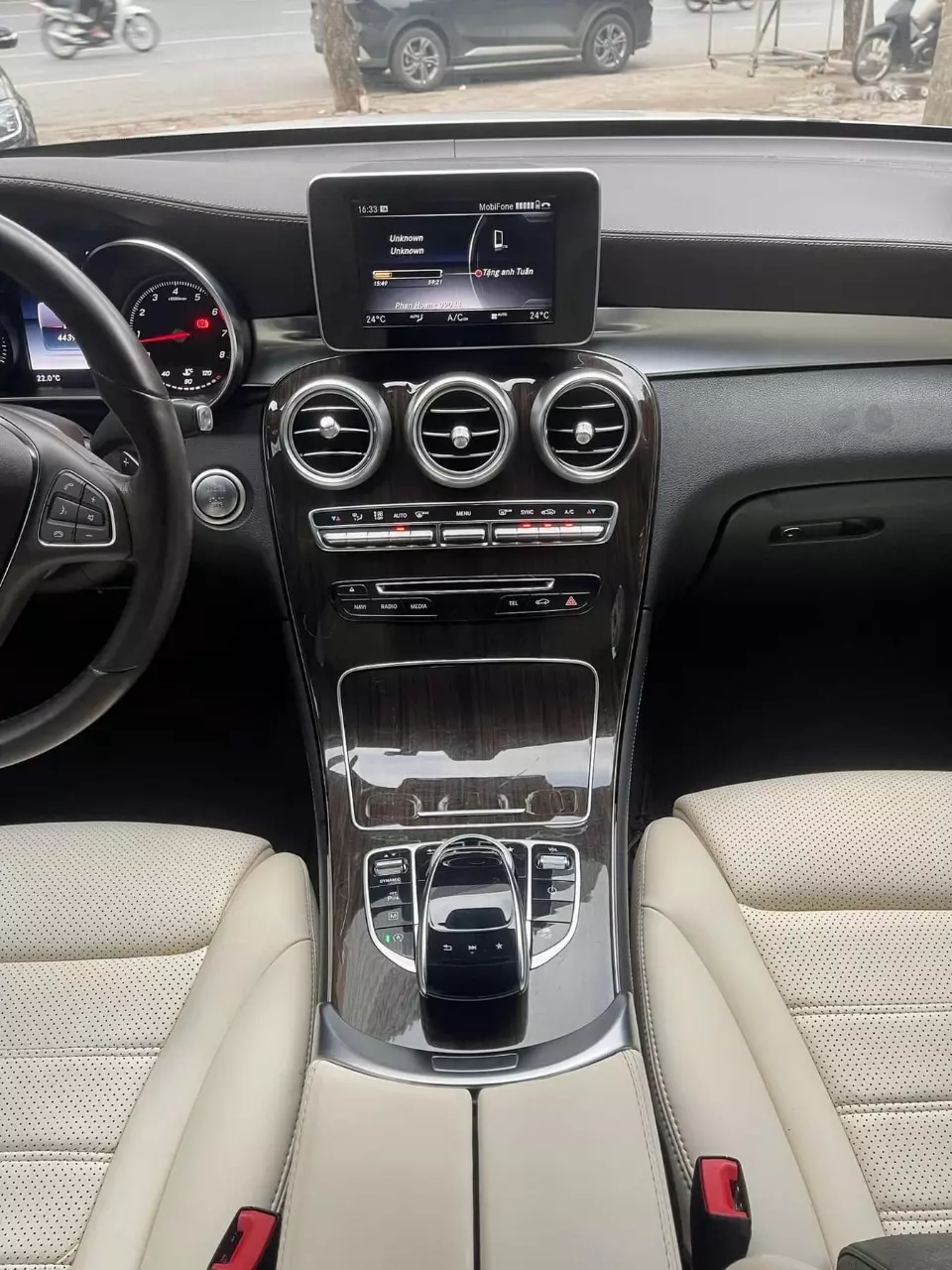 CẦN BÁN NHANH Mercedes GLC200 Màu Trắng sản xuất 2019.-4