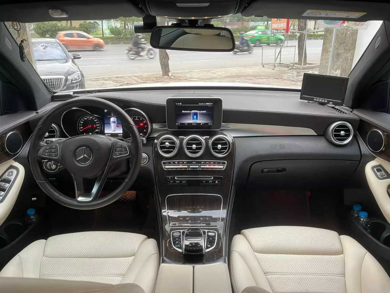 CẦN BÁN NHANH Mercedes GLC200 Màu Trắng sản xuất 2019.-5