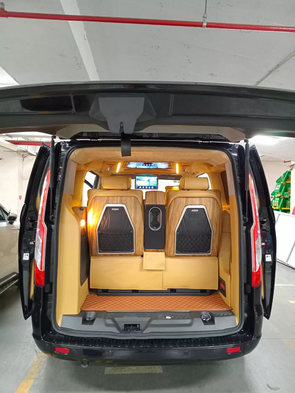 CHÍNH CHỦ CẦN BÁN XE : Ford Tourneo Limousine Dcar, 6 chỗ, sx 2021-6