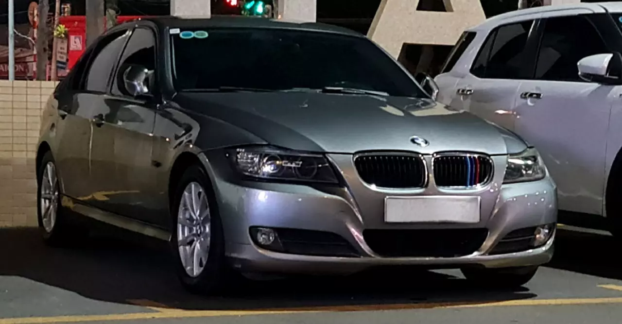 (BMW 3 Series 320i 2009)-0