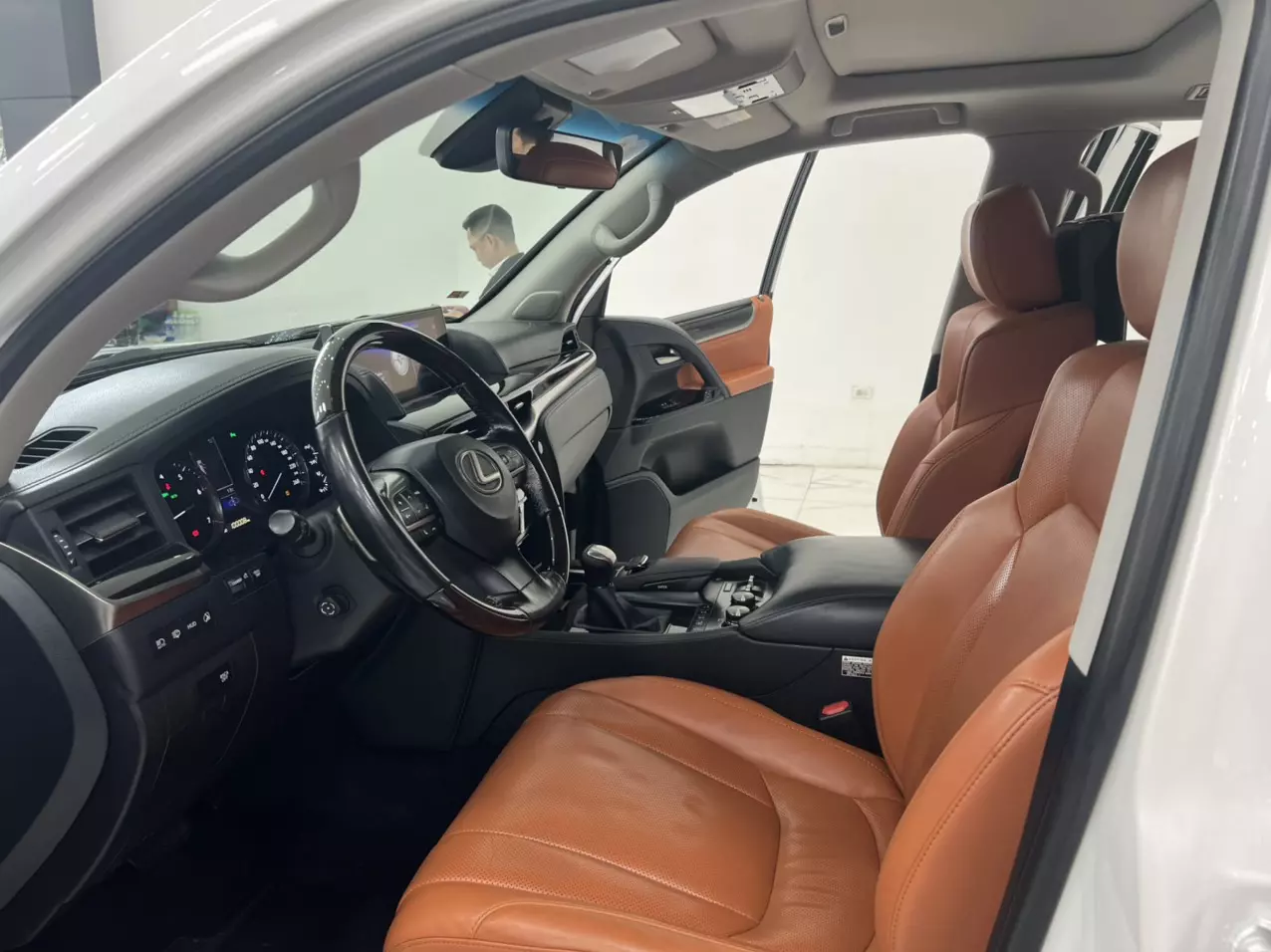 Bán Lexus LX570 Trung Đông sản xuất năm 2016 màu Trắng nội thất Nâu da bò, xe đăng ký tên cá nhân đi hơn 10v Km-3