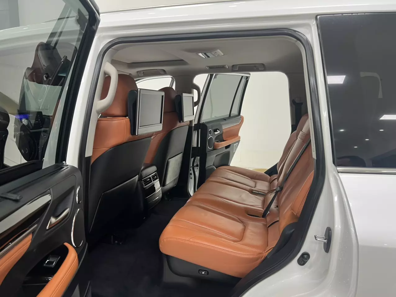 Bán Lexus LX570 Trung Đông sản xuất năm 2016 màu Trắng nội thất Nâu da bò, xe đăng ký tên cá nhân đi hơn 10v Km-2