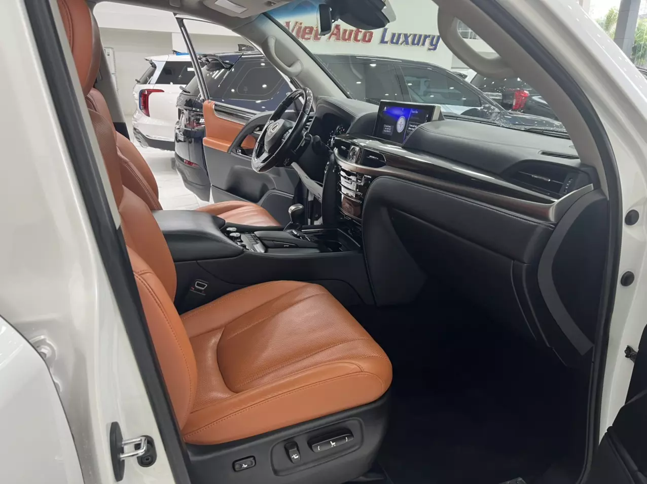 Bán Lexus LX570 Trung Đông sản xuất năm 2016 màu Trắng nội thất Nâu da bò, xe đăng ký tên cá nhân đi hơn 10v Km-6