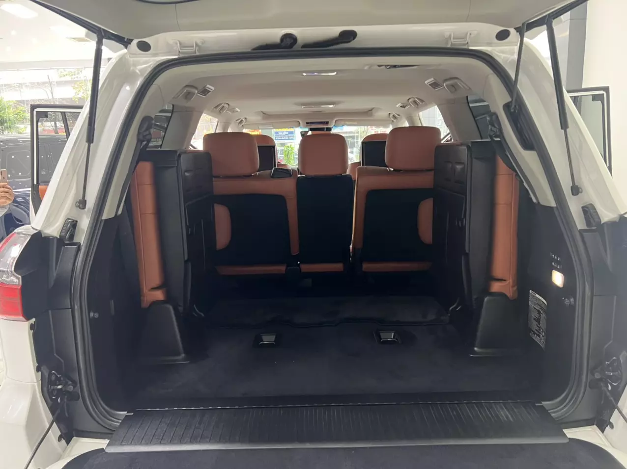 Bán Lexus LX570 Trung Đông sản xuất năm 2016 màu Trắng nội thất Nâu da bò, xe đăng ký tên cá nhân đi hơn 10v Km-7