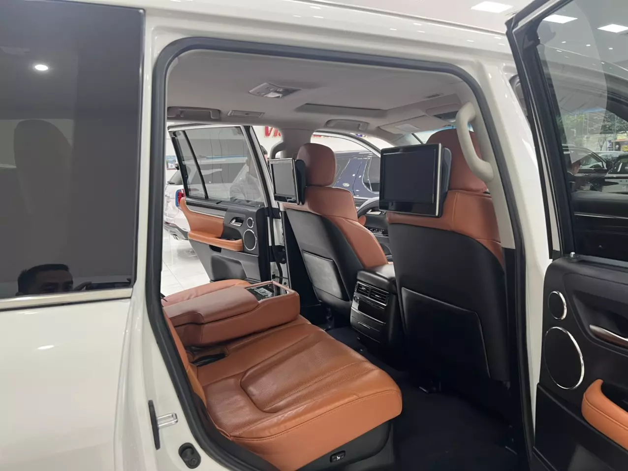 Bán Lexus LX570 Trung Đông sản xuất năm 2016 màu Trắng nội thất Nâu da bò, xe đăng ký tên cá nhân đi hơn 10v Km-5