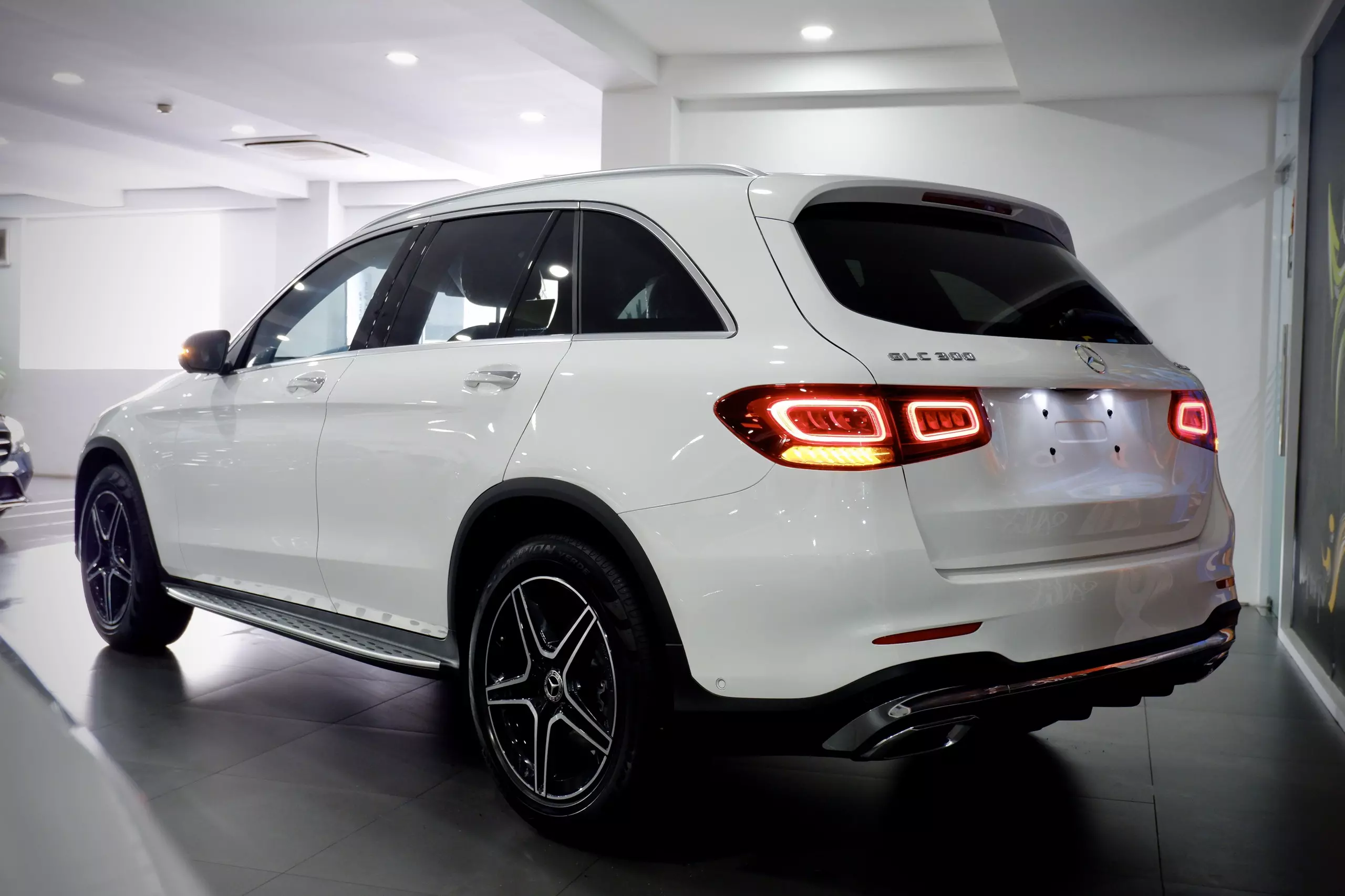 GLC300 4Matic : sx 2023 : số km đã sử dụng 15km : giá 2,425 tỷ-3