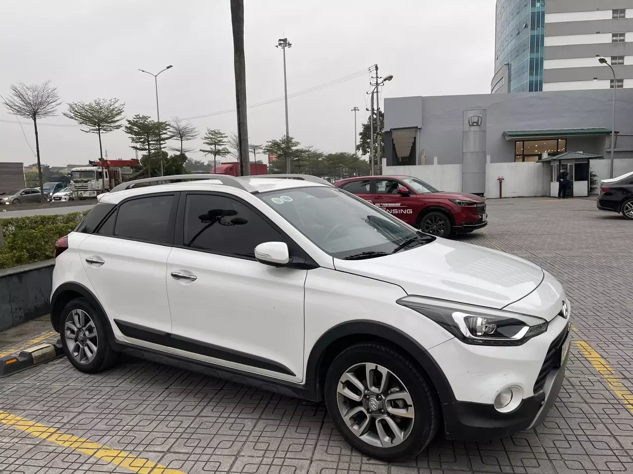 Chính chủ bán xe Hyundai i20 active 2017 trắng còn mới - Giá : 410 triệu.-1