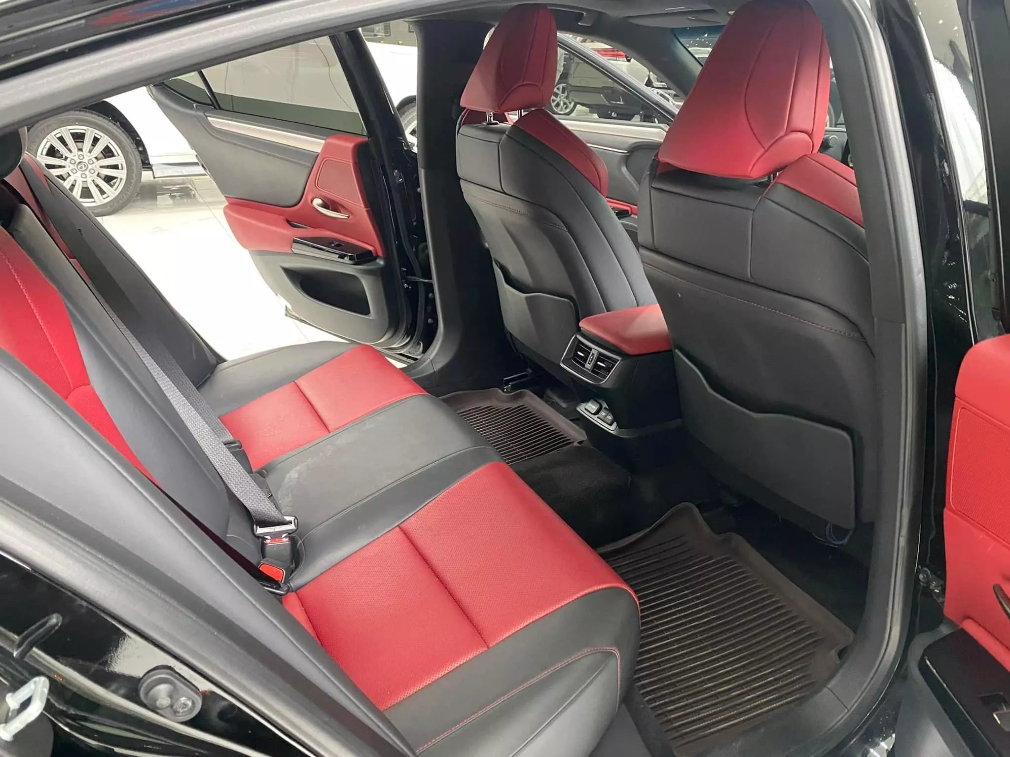Bán Lexus ES 250 Fsport, sản xuất 2022, 1 chủ từ mới, xe mới 99%.-8