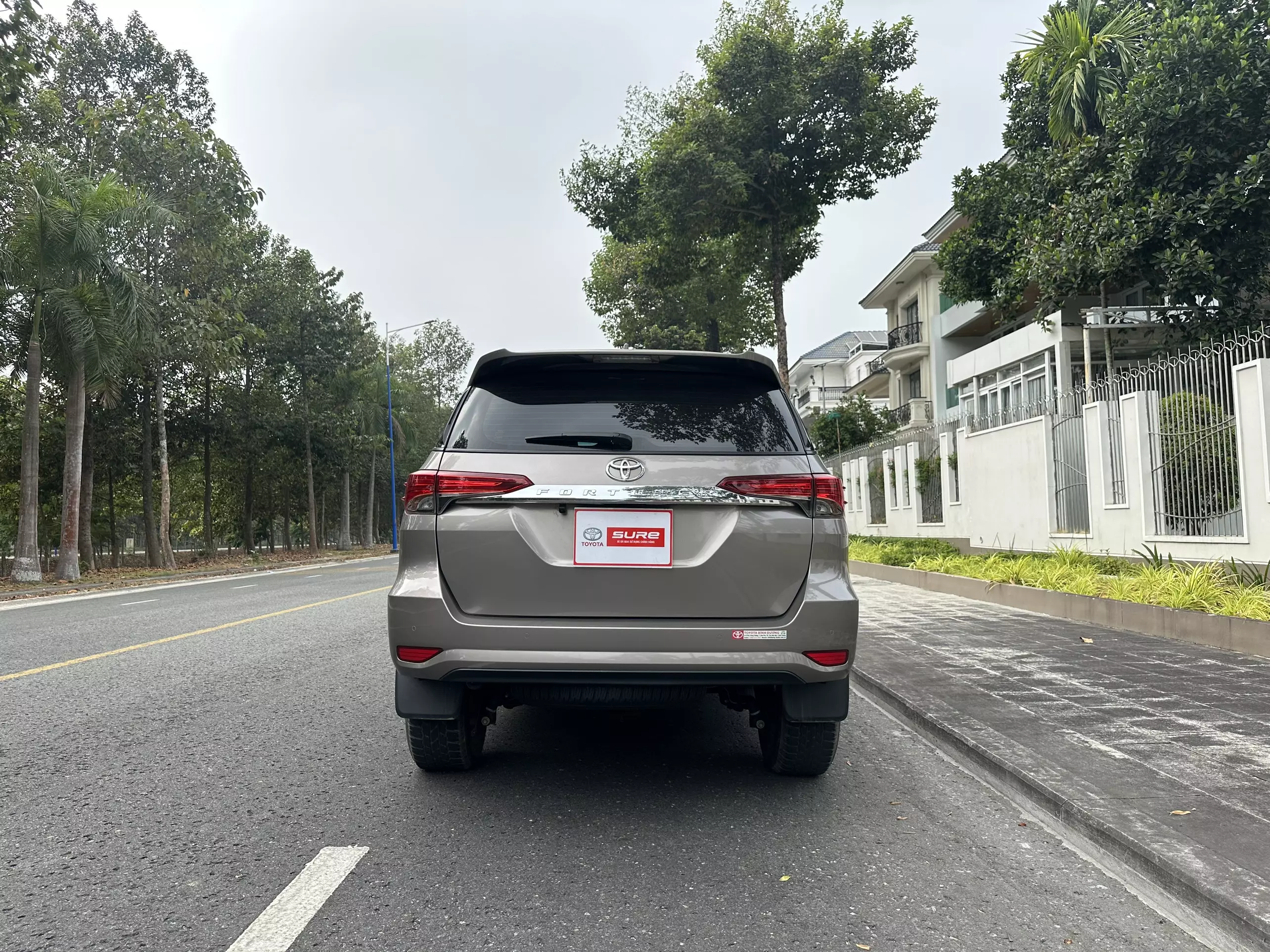 CẦN BÁN XE Fortuner 2.4 AT 2021 TẠI BÌNH DƯƠNG-2