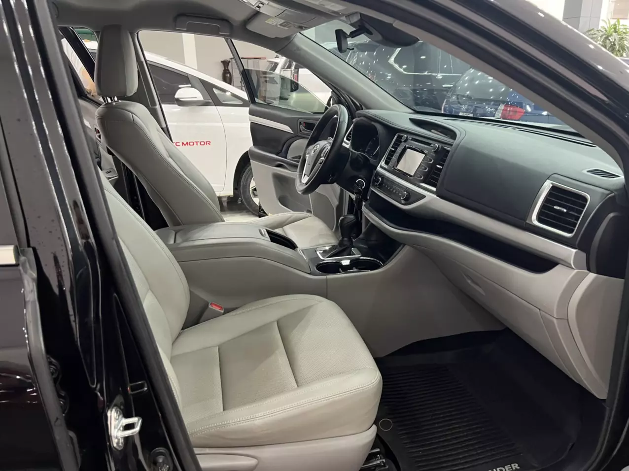 Cần bán xe Toyota Highlander LE sản xuất năm 2017 đăng ký 2019 tên cty có VAT. Xe đi hơn 2 vạn mile rất mới.-10