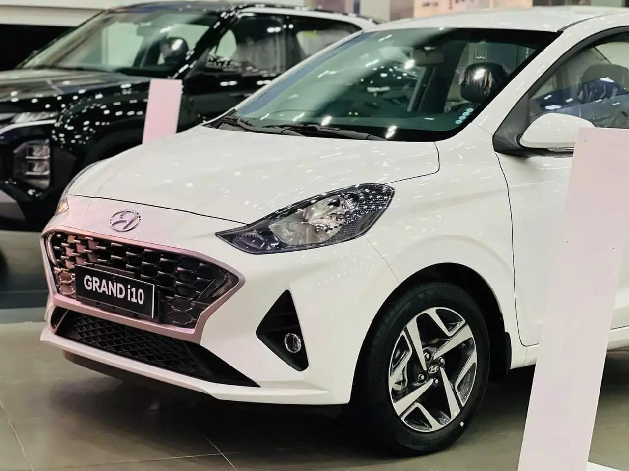 Cần bán xe Hyundai Grand i10 2023, màu trắng, giá tốt-1